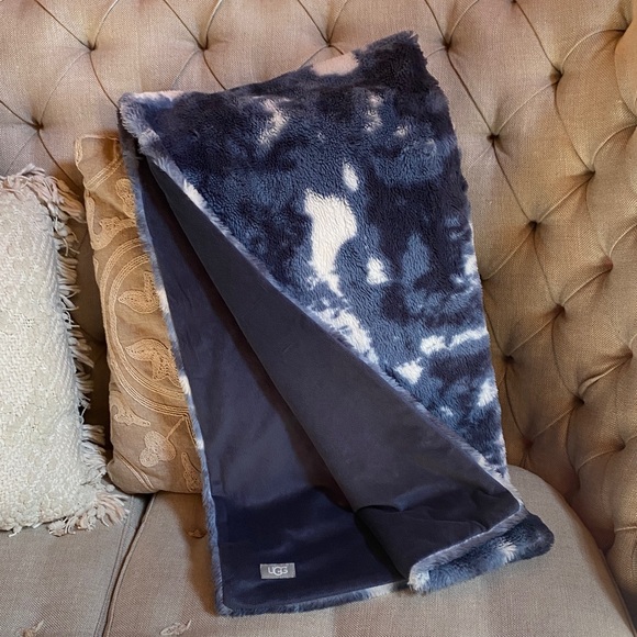 UGG Navy and White Fur Baby Blanket - Picture 1 of 4